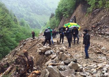 İkizdere’de taş ocağı molozları dere yatağını kapattı