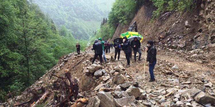 İkizdere’de taş ocağı molozları dere yatağını kapattı