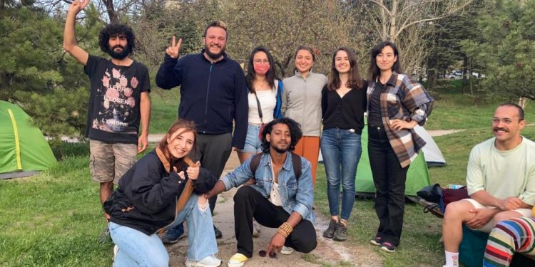 Eylemde olan ODTÜ’lüler: Demokrasi mücadelesi veriyoruz Eylemde olan ODTÜ’lüler: Demokrasi mücadelesi veriyoruz