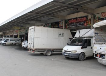 ”Adam sarayda, millet aç perişan”