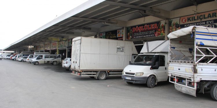 ”Adam sarayda, millet aç perişan”