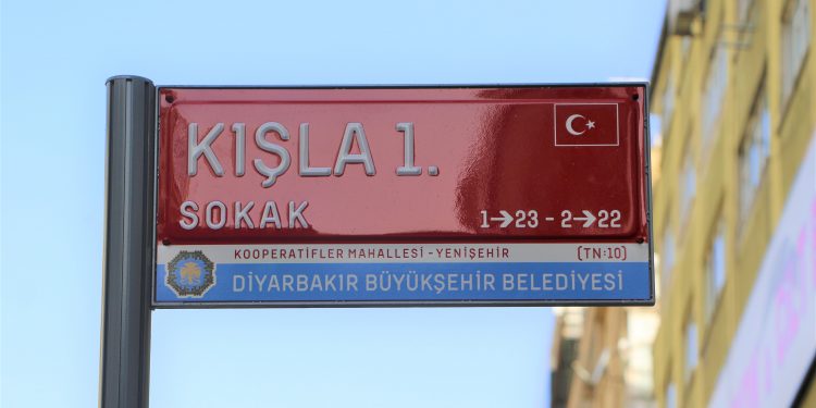 Diyarbakır’ın sokak tabelalarına Türk bayrağı konuldu Diyarbakır’ın sokak tabelalarına Türk bayrağı konuldu