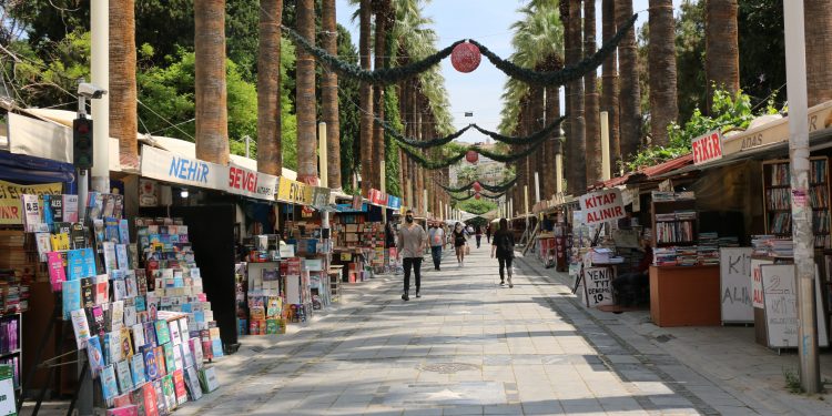 Online satışlar sokak kitapçılarını etkiledi: Büyük balık küçük balığı yedi Online satışlar sokak kitapçılarını etkiledi: Büyük balık küçük balığı yedi