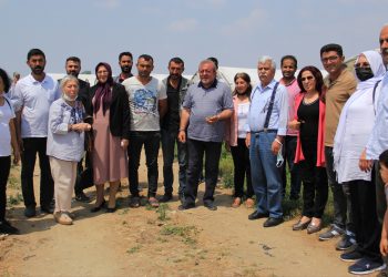 HDP’liler çilek üreticilerinin sorunlarını dinledi