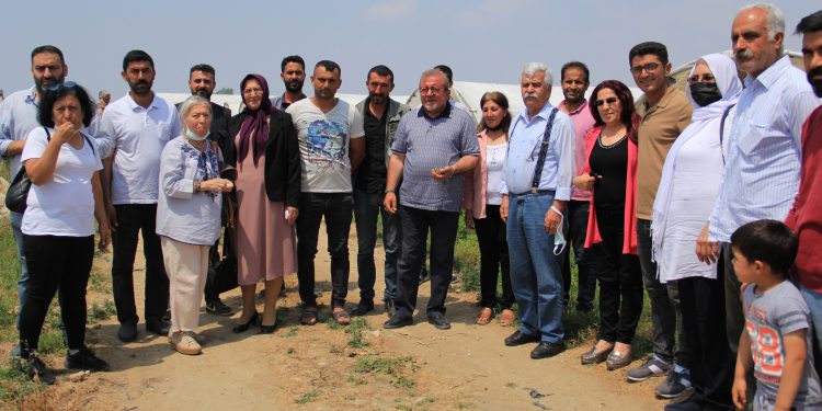 HDP’liler çilek üreticilerinin sorunlarını dinledi