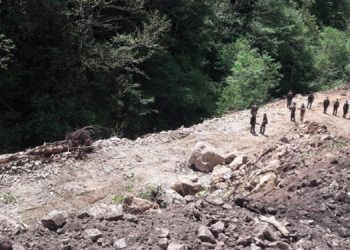 Heyet gelince kepçe duruyor, gidince kazıyor