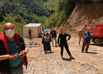 İkizdere’de köylüler barikatları yıktı