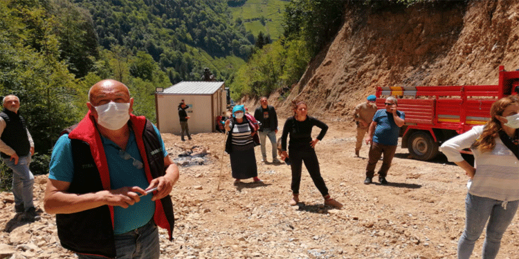 İkizdere’de köylüler barikatları yıktı İkizdere’de köylüler barikatları yıktı