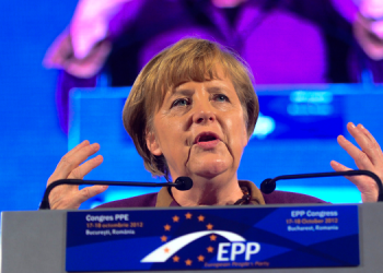 Merkel: Almanya’da üçüncü dalgayı kırmış görünüyoruz