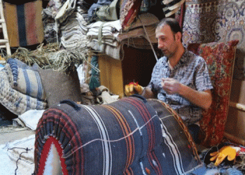 Semer ustaları süs eşyalarıyla mesleği sürdürüyor