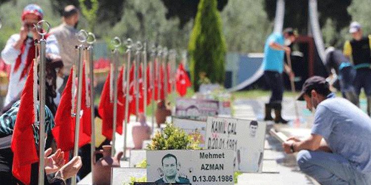 Facianın yıldönümünde mezar ziyaretleri Facianın yıldönümünde mezar ziyaretleri