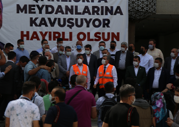 Yıkım için yüzlerce kişiyle tören yapıldı