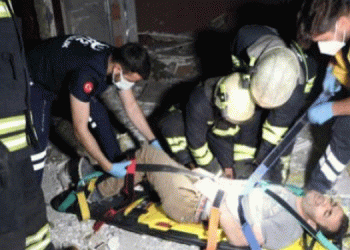 Hurda toplarken düşüp yaralandı