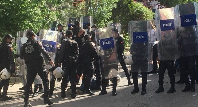 Gözaltındaki 13 kişi açlık grevine başladı