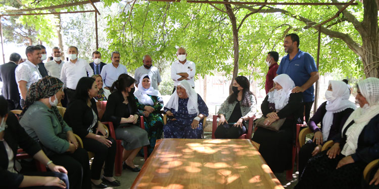 Buldan’dan Ayşe Gökkan’ın annesine ziyaret Buldan’dan Ayşe Gökkan’ın annesine ziyaret