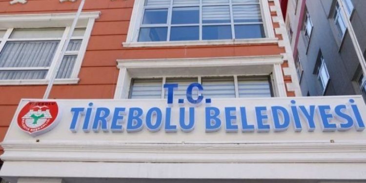 Tirebolu Belediyesi işçi maaşlarını ödeyemiyor Tirebolu Belediyesi işçi maaşlarını ödeyemiyor
