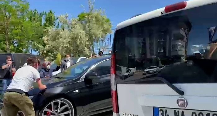 İmamoğlu’nun aracına yumruklu saldırı İmamoğlu’nun aracına yumruklu saldırı