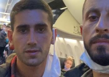 30 mülteci zorla uçağa bindirilerek Türkiye’ye gönderiliyor