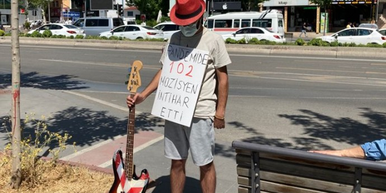 Batman Valiliği önünde müzisyen eylemi Batman Valiliği önünde müzisyen eylemi