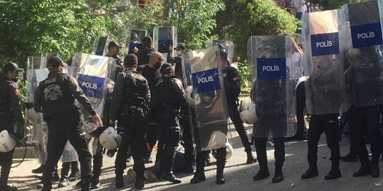 Mayıs ayı şehitleri anmasında 15 gözaltı Mayıs ayı şehitleri anmasında 15 gözaltı