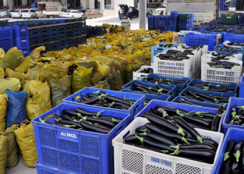 Tonlarca sebze meyve hal esnafının elinde kaldı