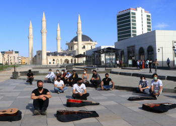 Müzisyenlerden sessiz oturma eylemi