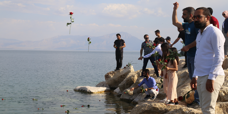 61 mülteci Van Gölü’ne atılan karanfillerle anıldı 61 mülteci Van Gölü’ne atılan karanfillerle anıldı