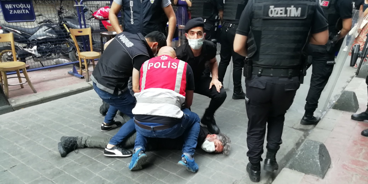 TGS’den AFP muhabirinin boğazına basılarak gözaltına alınmasına tepki TGS’den AFP muhabirinin boğazına basılarak gözaltına alınmasına tepki