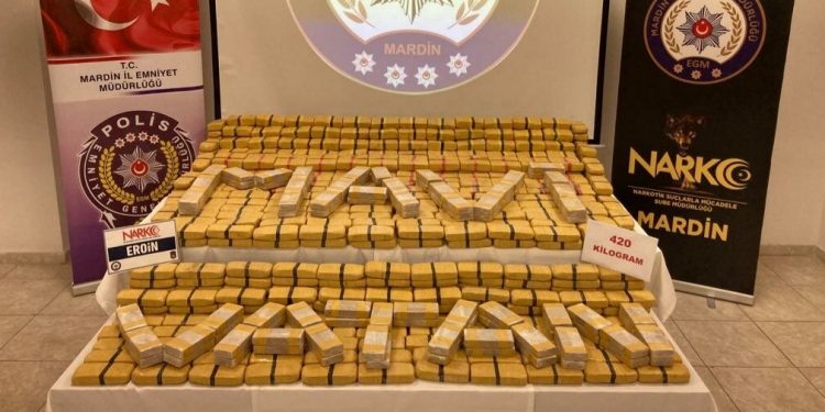 Narkotik amiri uyuşturucu satışından tutuklanıp bırakıldı: Muhbir sırra kadem bastı