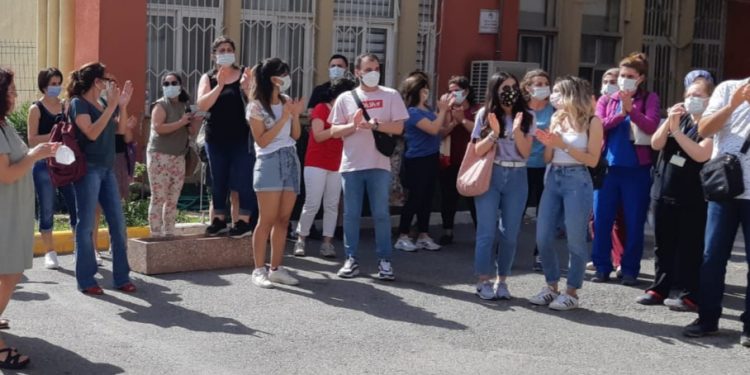 Sağlık emekçileri ücretlerdeki kesintiyi protesto etti