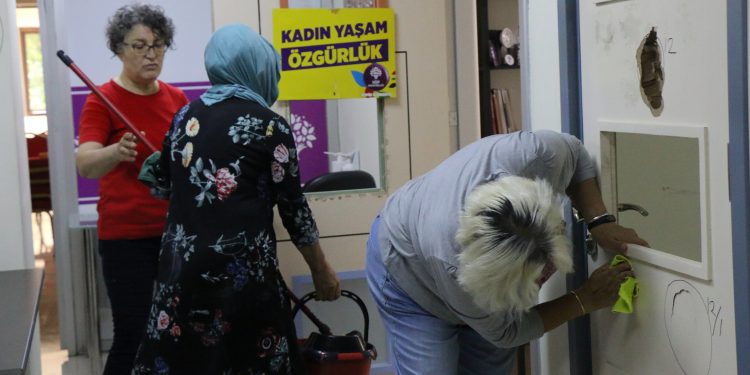 Saldırının izlerini silmeye çalışırken duygusal anlar yaşadılar Saldırının izlerini silmeye çalışırken duygusal anlar yaşadılar