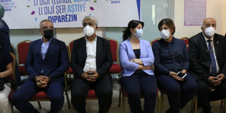 Sancar ve Buldan saldırının yapıldığı parti binasında Sancar ve Buldan saldırının yapıldığı parti binasında