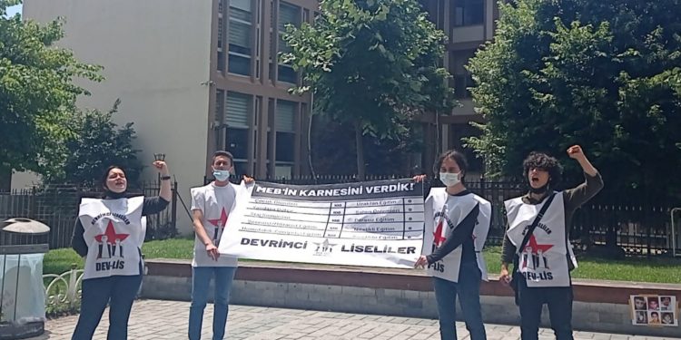 Öğrenciler karnelerini yaktı