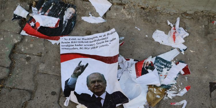 Diyarbakırlılar Devlet Bahçeli’nin afişlerini söktü