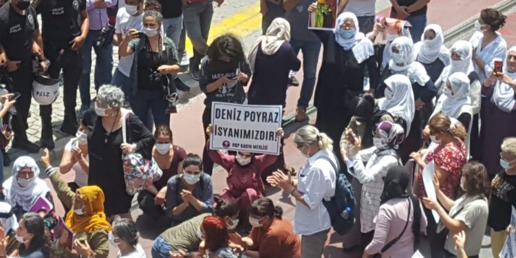 HDP önündeki çadırın kaldırılmasını isteyen kadınlara polis müdahalesi