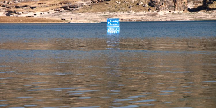 Hasankeyf’te su seviyesi düştü, tarih gün yüzüne çıktı Hasankeyf’te su seviyesi düştü, tarih gün yüzüne çıktı