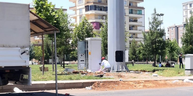 Mahallelinin karşı çıktığı baz istasyonu polis eşliğinde kuruldu