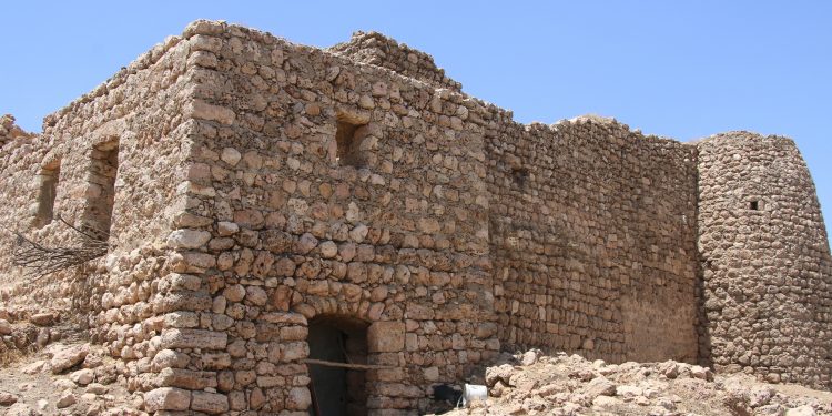 Bin 400 yıllık kiliseyi ahıra çevirdiler
