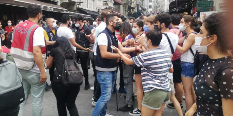 Onur Yürüyüşü’ne müdahale Onur Yürüyüşü’ne müdahale