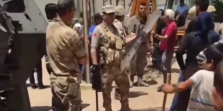 Kayyımın talimatı ile jandarmalar köylülerin suyunu kesti Kayyımın talimatı ile jandarmalar köylülerin suyunu kesti