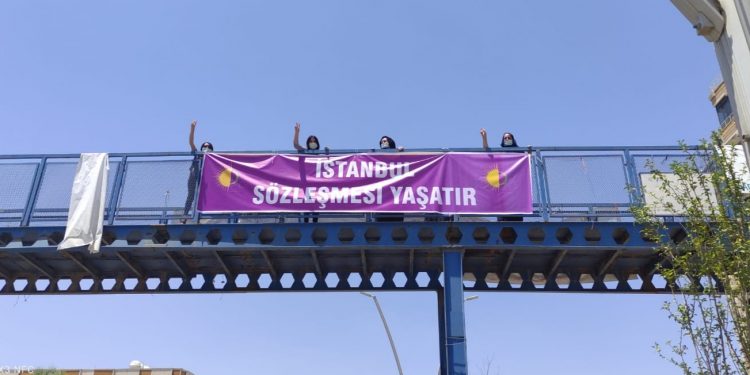 Şırnak’ta ‘İstanbul Sözleşmesi Yaşatır’ pankartı asıldı