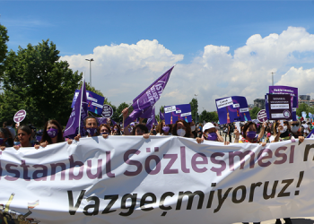 Kadınlar ‘Büyük Kadın Mitingi’ için alana yürüyor