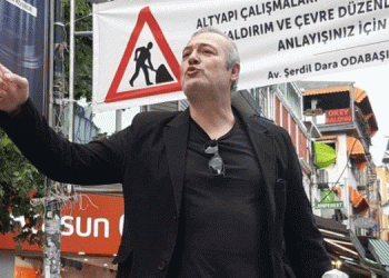 Levent Üzümcü’den tek kişilik performans