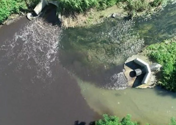 Nilüfer Çayı’nın rengi atıklar nedeniyle siyaha döndü