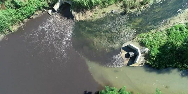 Nilüfer Çayı’nın rengi atıklar nedeniyle siyaha döndü Nilüfer Çayı’nın rengi atıklar nedeniyle siyaha döndü