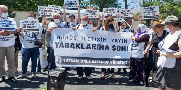 Açlık grevine ilişkin Bakırköy Cezaevi önünde açıklama Açlık grevine ilişkin Bakırköy Cezaevi önünde açıklama