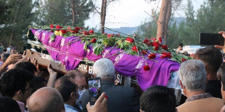 Deniz Poyraz karanfillerle defnedildi Deniz Poyraz karanfillerle defnedildi