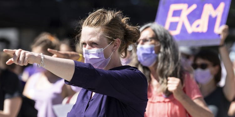 İsviçre’de kadınlar şiddete karşı sokaklara döküldü İsviçre’de kadınlar şiddete karşı sokaklara döküldü