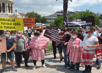 İzmir’de hamamcılardan peştemallı eylem