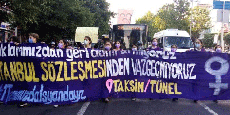 Kadınlar İstanbul Sözleşmesi için yol kesti Kadınlar İstanbul Sözleşmesi için yol kesti